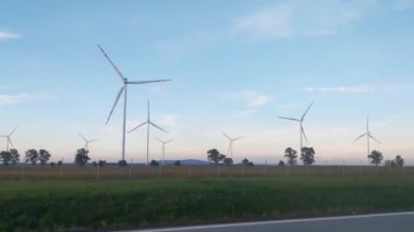 Otoyol boyunca hareket halindeki bir arabadan çalışan yel değirmenlerine kadar görüntüler. Yeşil ve temiz enerji. alternatif kaynaklar