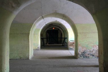 Eski mimari manzarası, binanın beton kemerleri.