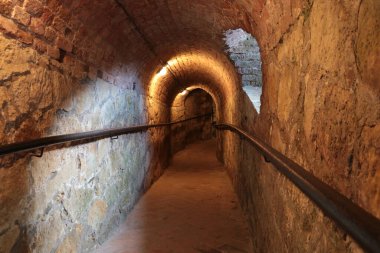 Evin bodrumuna ya da eski kaleye inin. Sığınma