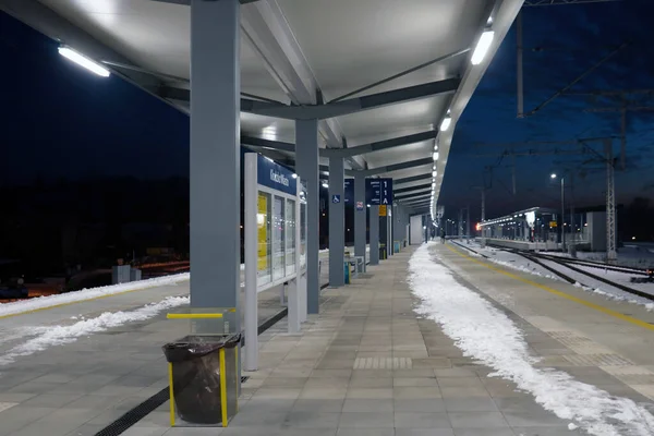 Schöner Und Moderner Bahnsteig Bahnhof — Stockfoto