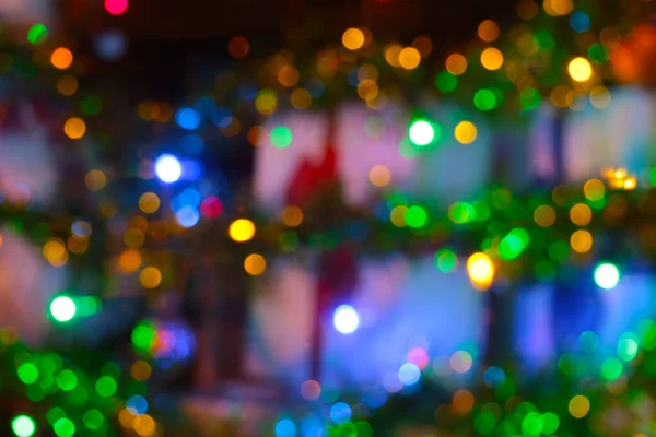 背景が赤く クリスマスと新年の前夜に装飾された街の明るい光 — ストック写真