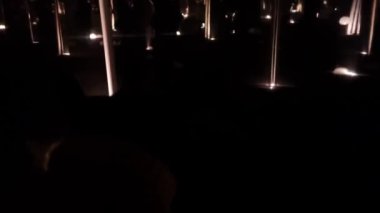 Beyaz bir sabun köpüğü, elinde beyaz bir sabun köpüğü kırılır..