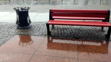 Yağmurlu bir sonbahar gününde kırsal bir şehir bankının manzarası. Kötü hava