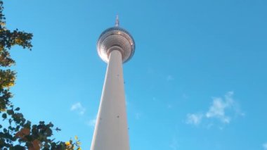 Berlin, Almanya, 1 Ekim 2022: Berlin 'deki ünlü bina - Berlin TV Kulesi