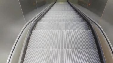 Hareket halindeki bir asansörün en üst görüntüsü. Kalkmak için uygun bir yol.