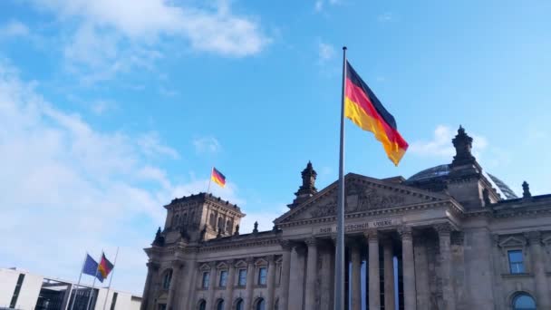 Berlin Almanya Ekim 2022 Reichstag Binasının Arka Planında Rüzgarda Dalgalanan — Stok video