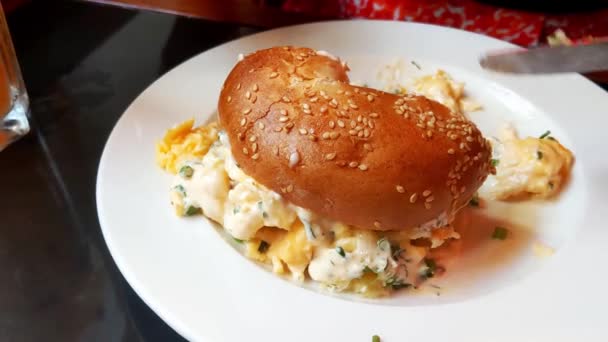 Chica Come Desayuno Ligero Sabroso Café Restaurante — Vídeo de stock