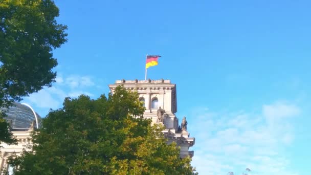 Berlin Oktober 2022 Die Deutsche Flagge Weht Auf Dem Reichstagsgebäude — Stockvideo