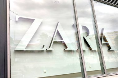 Wroclaw, Polonya, 15 Mayıs 2022: ZARA işaretli gösteri. Zara, Inditex şirketler grubunun önde gelen perakende zinciri.