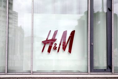Wroclaw, Polonya, 15 Mayıs 2022: HM işaretli bir vitrin. HM bir İsveç şirketi ve Avrupa 'nın en büyük giyim perakendecisi.