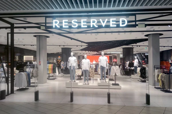 Wroclaw, Polonya, 14 Aralık 2021: rezerve edilmiş modern butik. Merkezi Gdansk 'ta bulunan Polonyalı bir giyim perakendecisi rezerve edildi.