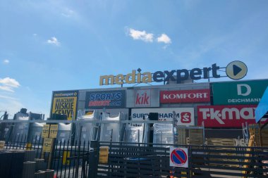 Wroclaw, Polonya, 14 Mayıs 2022: bir alışveriş merkezinde farklı marka işaretleri