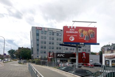 Wroclaw, Polonya, 15 Mayıs 2022: KFC fast food restoranı. KFC, tavuk yemekleri üzerine uzmanlaşmış uluslararası bir yemek şirketi zinciri.