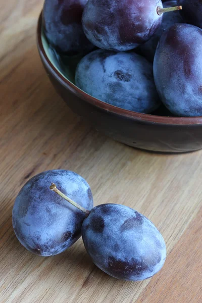 Frische Pflaumen in einer Schüssel — Stockfoto