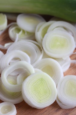 Ahşap doğrama tahtası dilimlenmiş yeşil pırasa