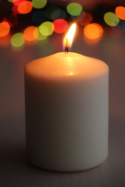 Vela na mesa de madeira com fundo brilhante — Fotografia de Stock