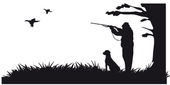 Jäger mit Hund jagt Tiere im Wald - schwarz-weiße Silhouette
