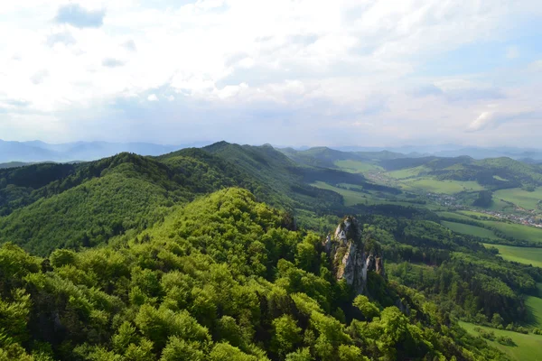 Szlovák táj - falvak Sulov - sziklák és legelők — Stock Fotó