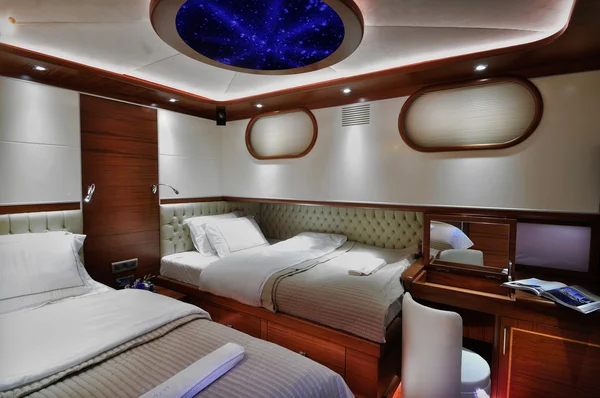 Camera da letto di yacht di lusso — Foto Stock