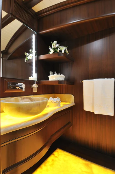 Salle de bain du voilier de luxe Image En Vente