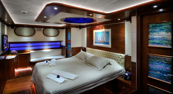 Slaapkamer van luxe zeilboot Stockfoto