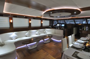 salon ve yemek odası lüks yat