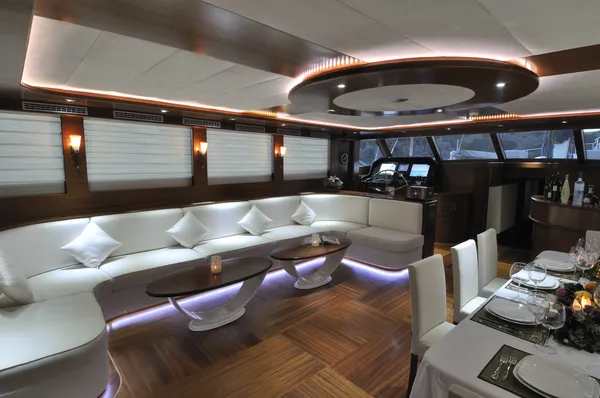 Lounge and dinner room of luxury yacht — Stock Photo, Image