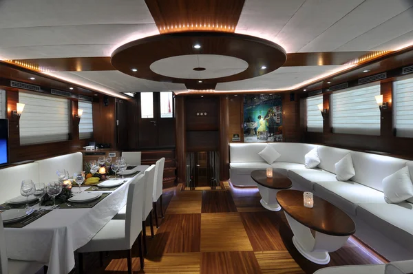 Salone e sala da pranzo di yacht di lusso — Foto Stock