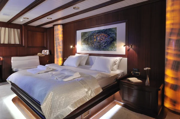 贅沢なヨットの寝室 — ストック写真