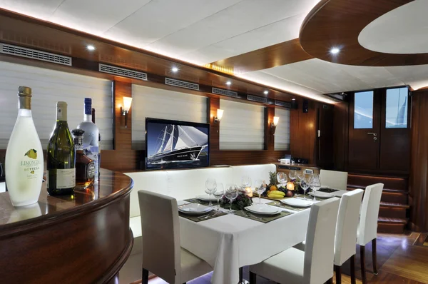 Lounge and dinner room of luxury yacht — Stock Photo, Image