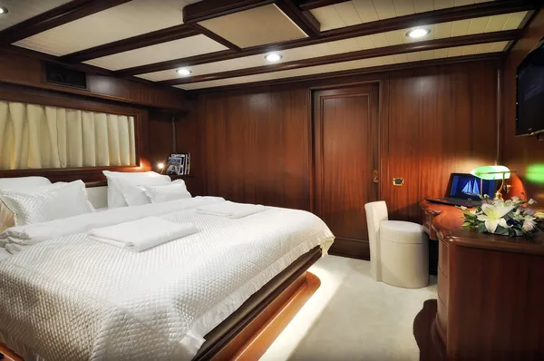 Camera da letto di lusso barca a vela — Foto Stock