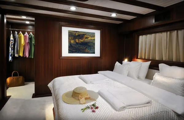 Slaapkamer van luxe zeilboot — Stockfoto