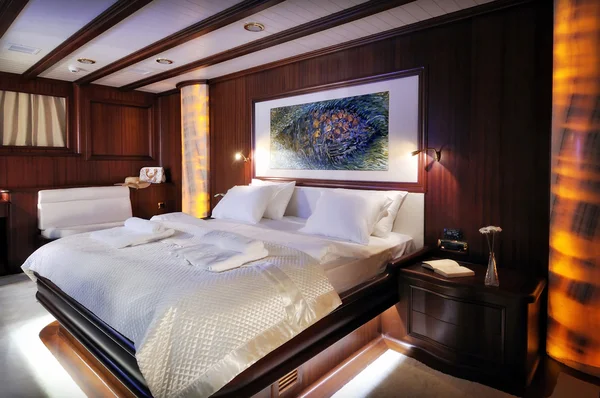 Schlafzimmer von Luxus-Segelboot — Stockfoto