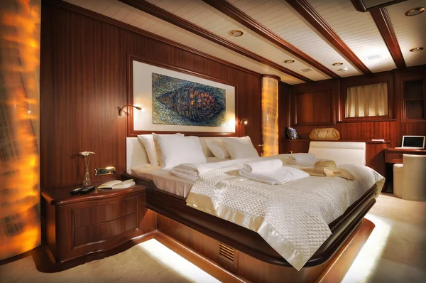Slaapkamer van luxe zeilboot — Stockfoto