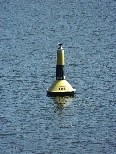 Gölde yüzen şamandıra