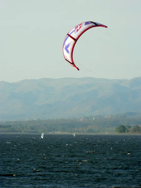 Kitesurf in san roque lake — Stockfoto