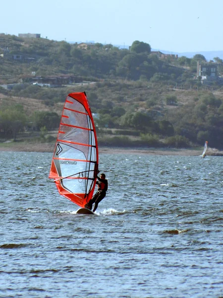 Windsurfing bij san roque lake — Stockfoto