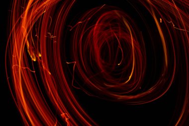 Siyah arkaplanda ateş olan ağ çizimi