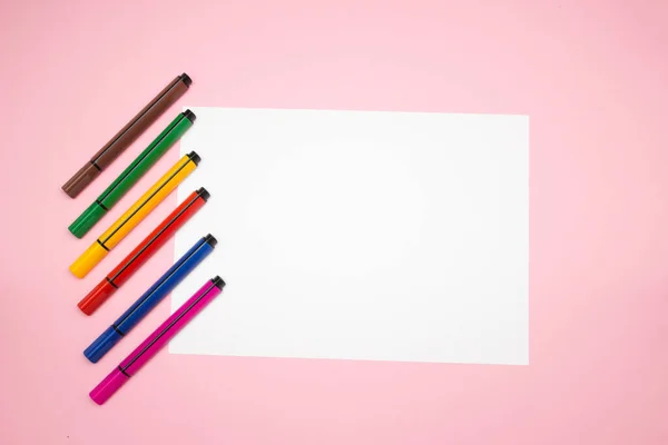 Spazio alla creatività. Disegno per bambini, foglio di carta bianco. Tela per disegnare, pennarelli colorati permanenti su sfondo rosa — Foto Stock