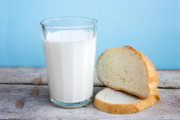 Vaso de leche, leche fresca y pan blanco perfumado —  Fotos de Stock