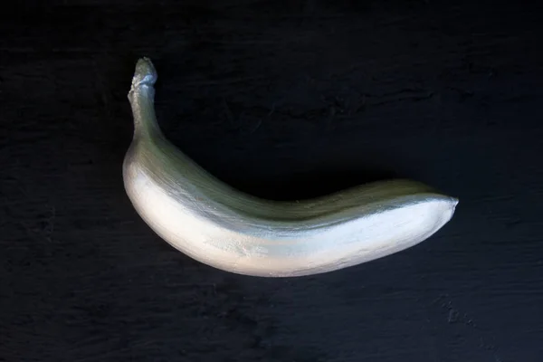 Siyah arka planda gümüş muz. eğilim kavramı