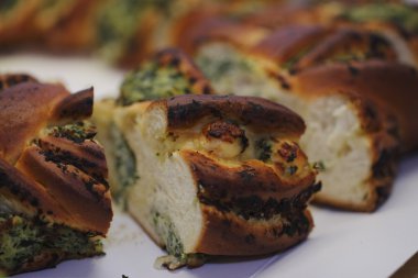 Ispanaklı pasta dilimlenmiş, tavuk eti ve peynir