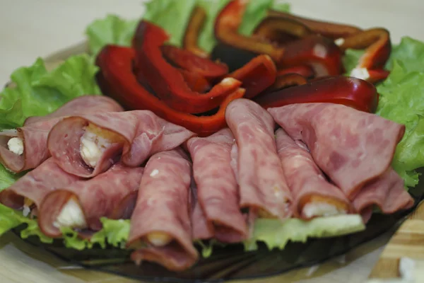 Ham rolls with garlic and cheese, sliced paprika on the salad — Stock Photo, Image