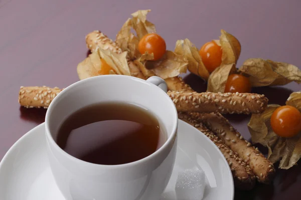 Černý čaj a sušenky s physalis — Stock fotografie