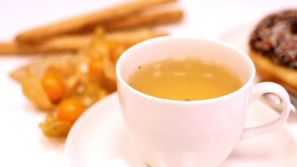 Taza de té con dona una physalis d — Stok video