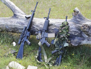 askeri silah airsoft yakınındaki bir ahşap bir açıklıkta için