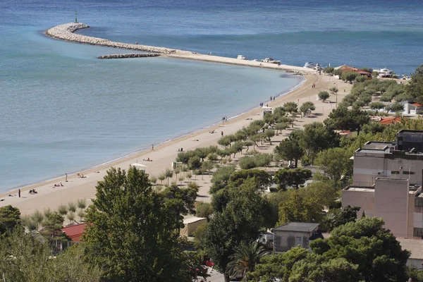 Vista a la ciudad playa de arena en Omis — Foto de Stock