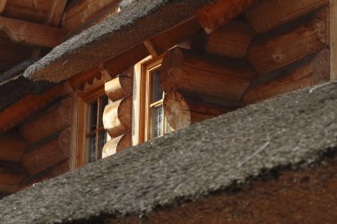 ahşap bir evde thatched çatı