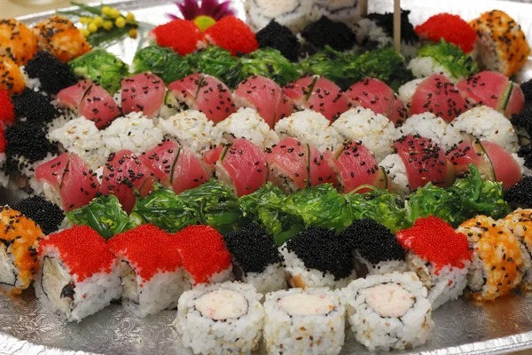 Aziatische zeevruchten, roll, sushi en sashimi — Stockfoto