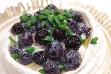 Yaban mersinli kek bademli